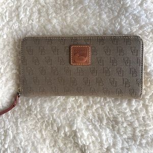 Dooney & Bourke wallet 🤍